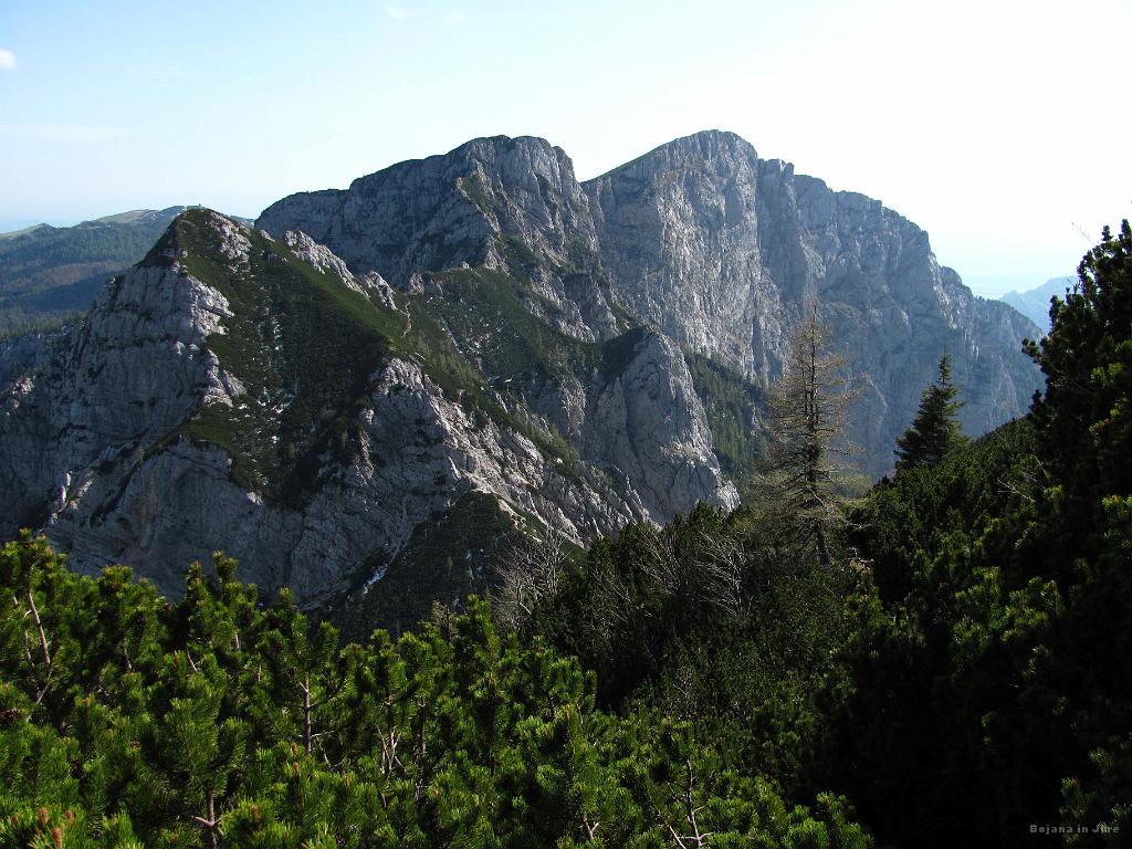 Slika_44.jpg - Že vidno urtujena ugledava najina prihodnja zastavljena cilja. Zakaj? Ker ne bi rada šla celotno pot po isti gor in dol.