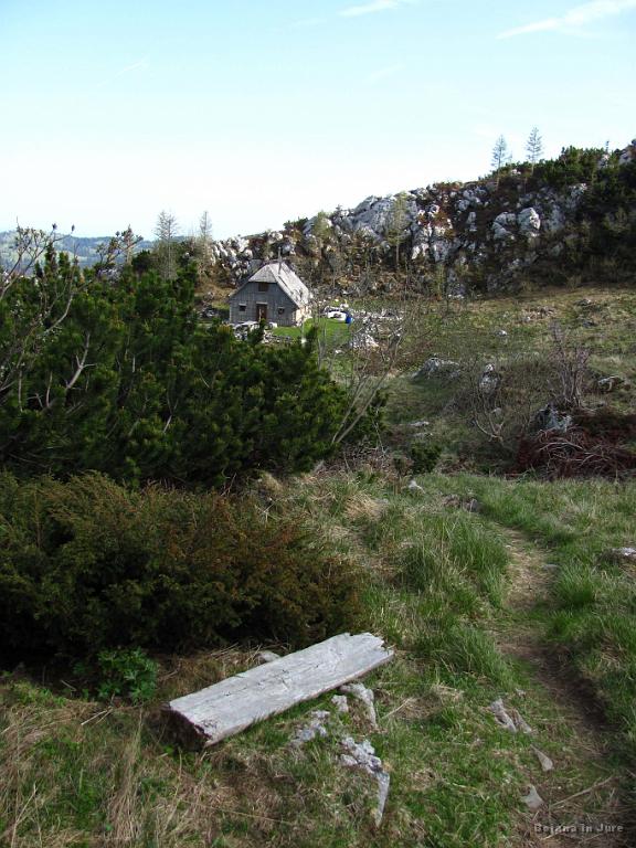 Slika_58.jpg - Spust na drugo stran Konja v smeri pl. Dol. Najprej prispeva do pl. Rzenik.