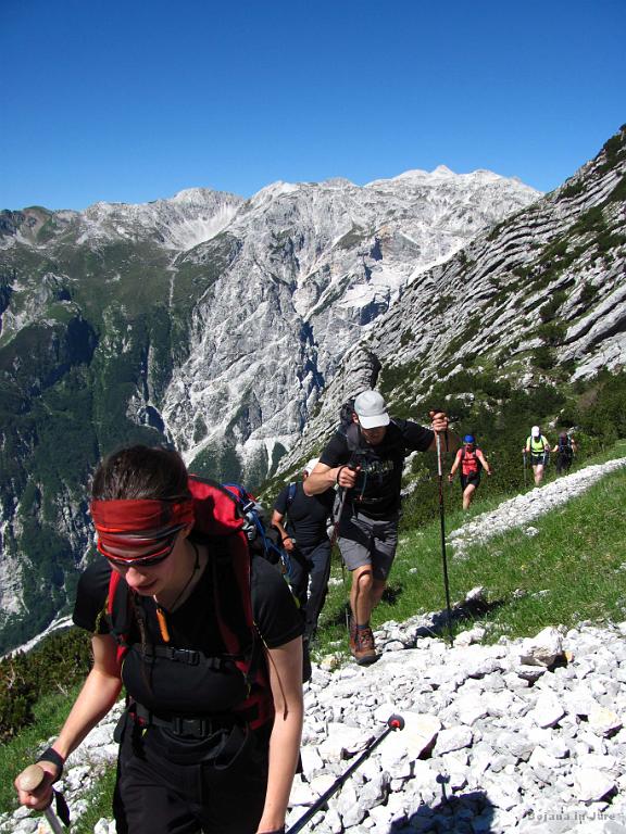 Slika_024.jpg - Po serpntini po poti se večina našega dela odprave odloči iti po poti, midva z Bojano pa...