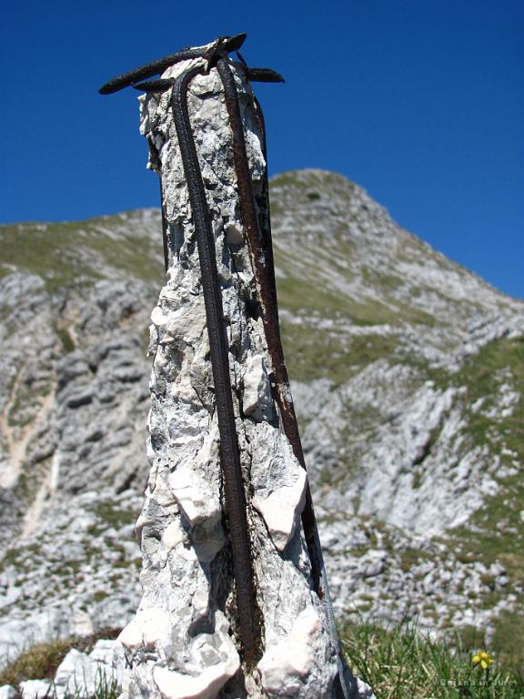 Slika_041.jpg - Mejni kamen, v ozadju Mahavšček.