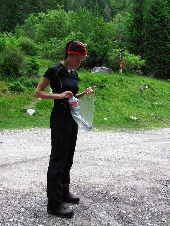 Slika_71.jpg - Tudi s te ture je bila Bojana primorana prinesti odpadke, ki jih pobira za drugimi.
