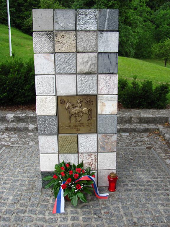 Slika_007.jpg - Najbolj zanimiv se mi je zdel ta mozaik kamnov. Toliko različnih kamnin, pa še vedno je to Slovenija.