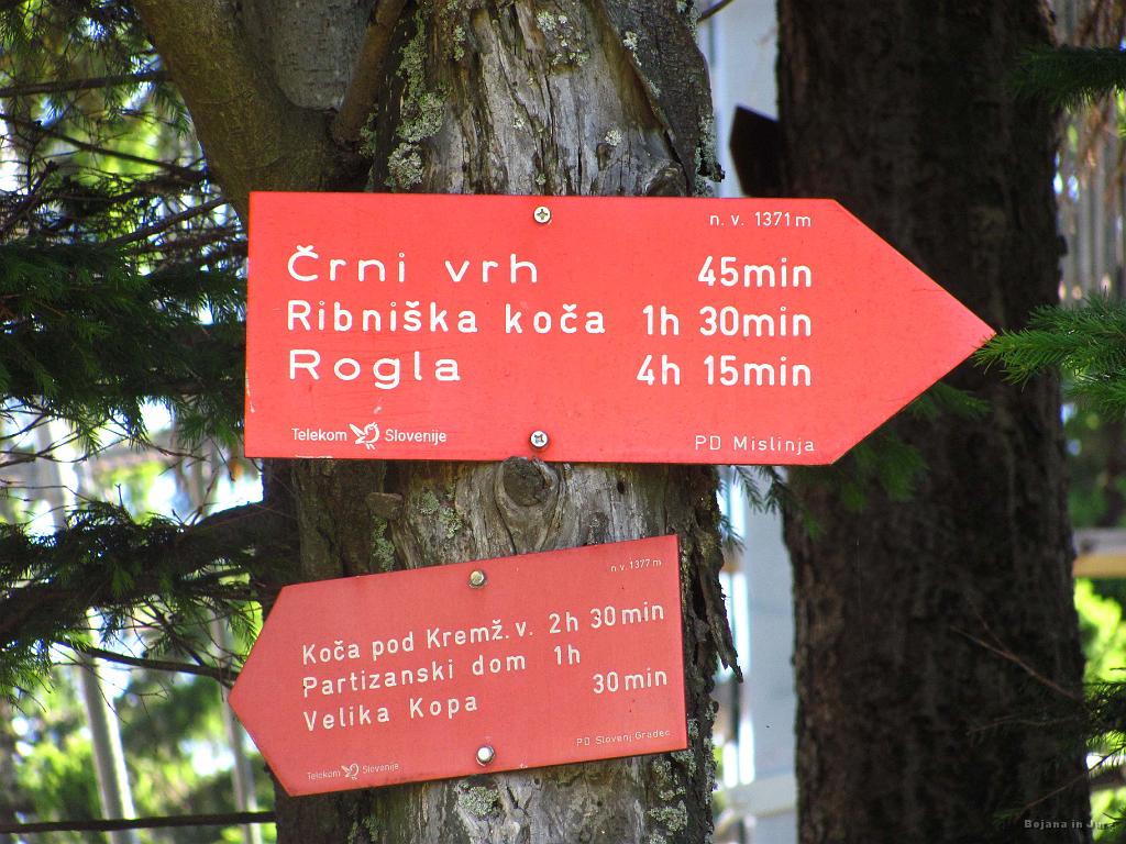 Slika_022.jpg - Te table opisujejo pešpoti, sva pa vseeno rabila tri ure s kolesom do Rogle.