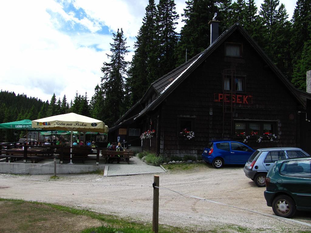 Slika_053.jpg - Evo, Koča na Pesku. Točno tri ure od izhodišča, vreme že malo grozi, za nazaj imava pa kar nekaj vzpončičev, zato nisva šla prav do vrha. Retrospektiva, lahko bi še šla.
