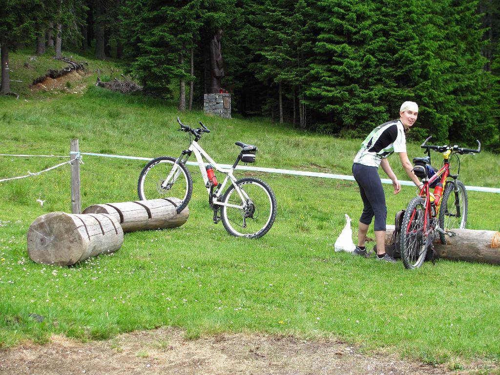 Slika_058.jpg - Parkir plac za bicikle, 100% reciklirabilno. Pohane piške so pasale.