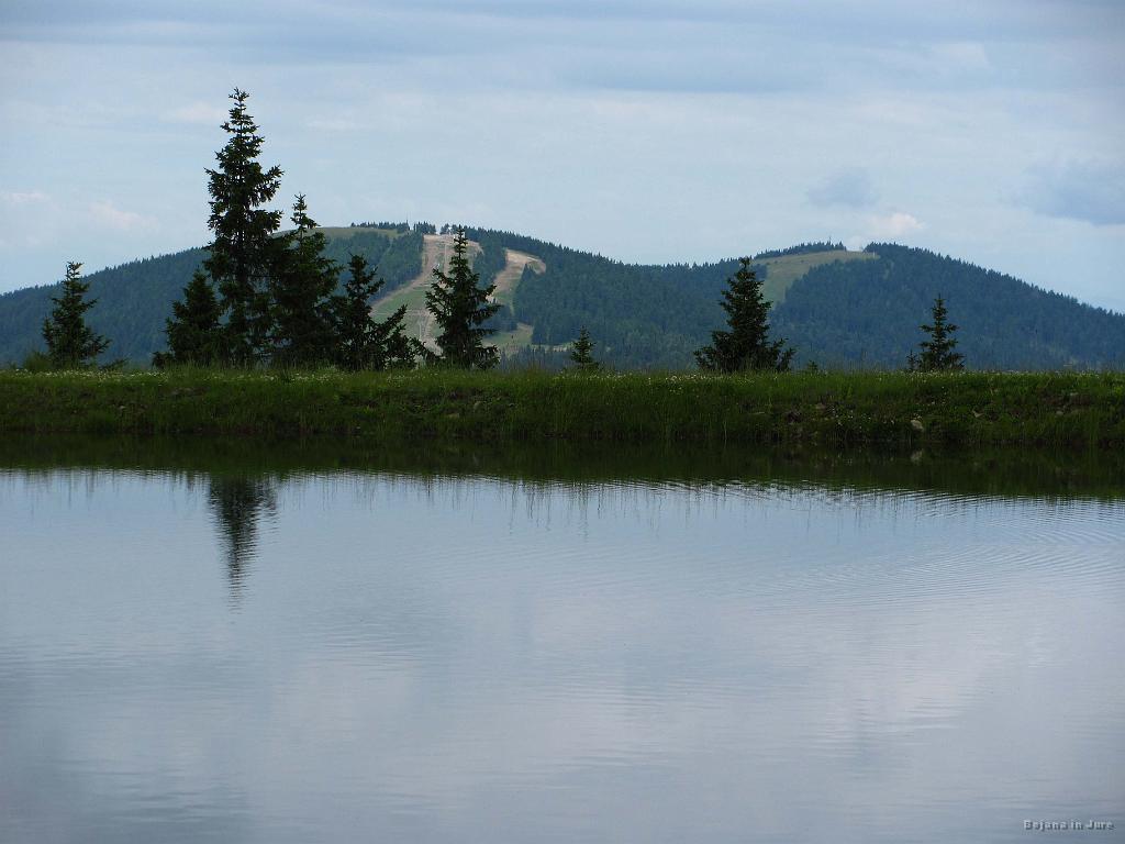 Slika_092.jpg - Jezerce na vrhu in smučišča v ozadju.