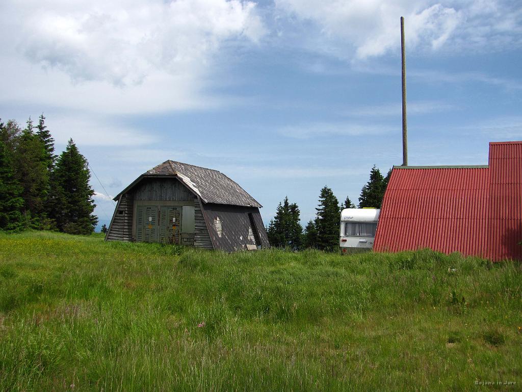 Slika_171.jpg - Prikolica ob poti.