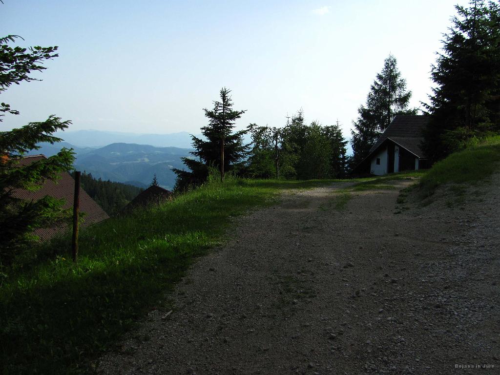 Slika_221.jpg - Ko sem iz dolgih travnih bilk pletla še ročaj, je Jure še malo slikal vikendice ob poti.