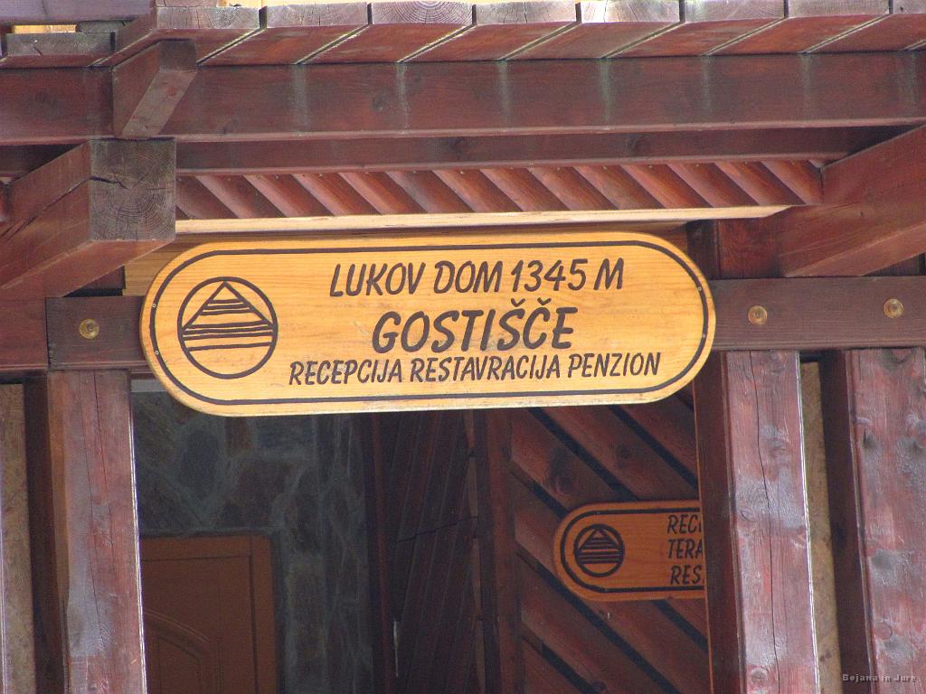 Slika_226.jpg - Tokrat sva pivo naročila v hotelu in ga šibkih nog popila pred teraso, prešvicana oblačila pa zadelala v kompost - hermetično zaprto vrečko v potovalki.