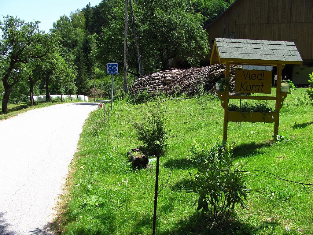 Slika_270.jpg - Ta kmetija bo še kako pomembna. Imela sva sicer vsak po dva bidona, a ta del je bolj reven s potočki, tako da sva nazaj grede tu prosila za osvežilno (in prepotrebno) pijačo.