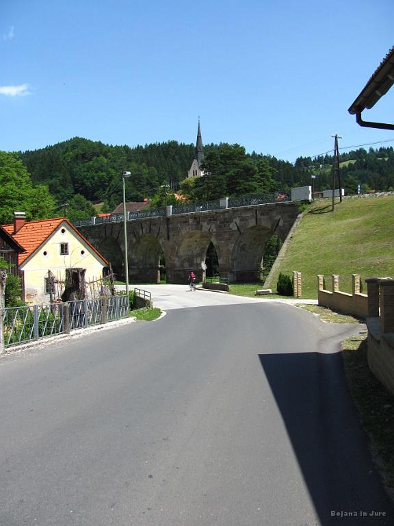 Slika_286.jpg - Nad enim izmed pritokov Drave se pne tale železniški most.