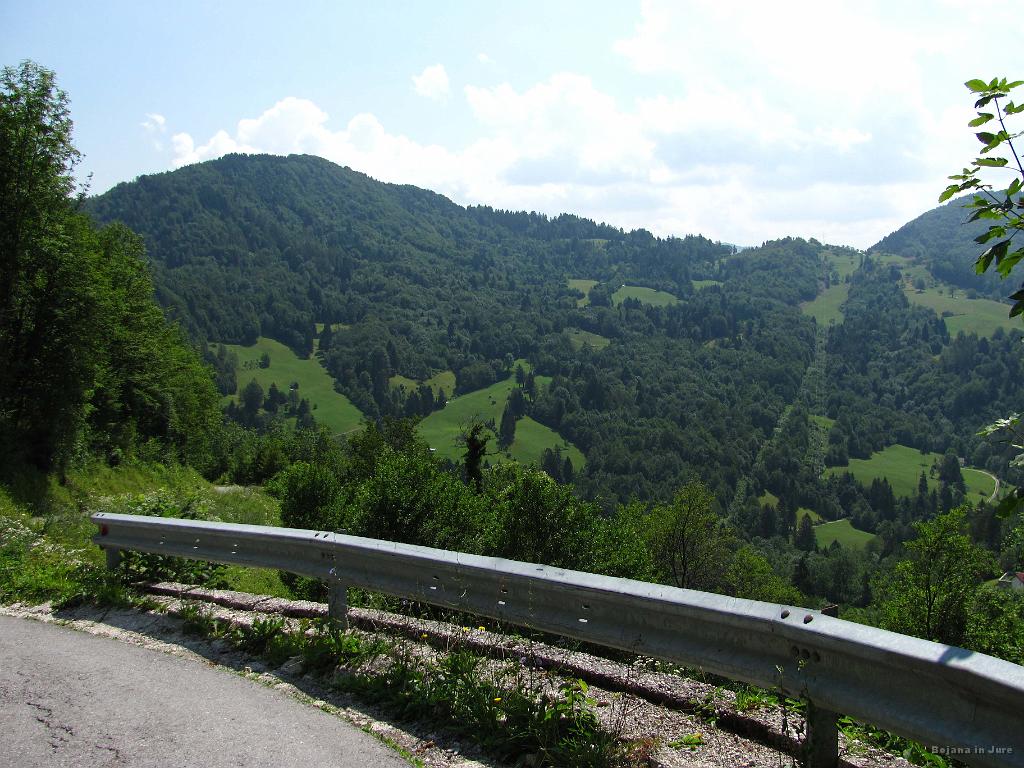 Slika_13.jpg - Nad vasjo Orehek pogled nazaj v smeri Vrha križa.