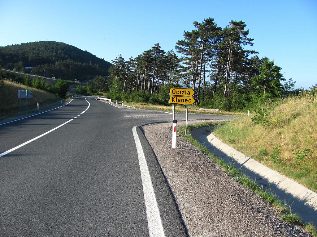 Slika_003.jpg - Pri tabli za Klanec zavijemo desno in nato prvi odcep desno ter pridemo na traso stare železnice Poreč-Trst, speljane po idilični dolini Glinščice. Označeno ni prav nič, vendar pa začetek nakazuje lepo vklesana trasa, ki spominja na "železne" čase.