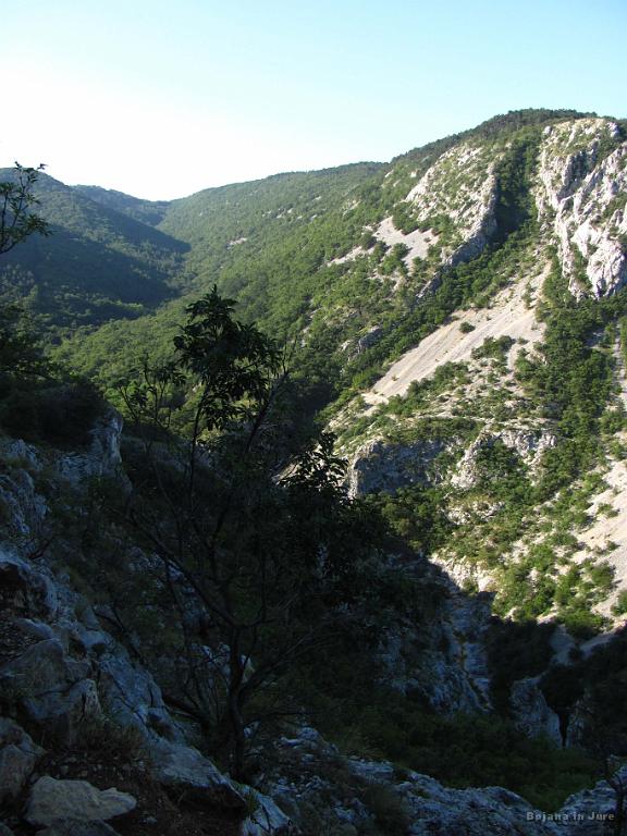 Slika_036.jpg - Pgled nazaj po dolini Glinščice. Nekje naj bi se nahajala prava vasica oz. zaselek Botač prav v dolini, vendar jo midva s trase železnice nisva zasledila.