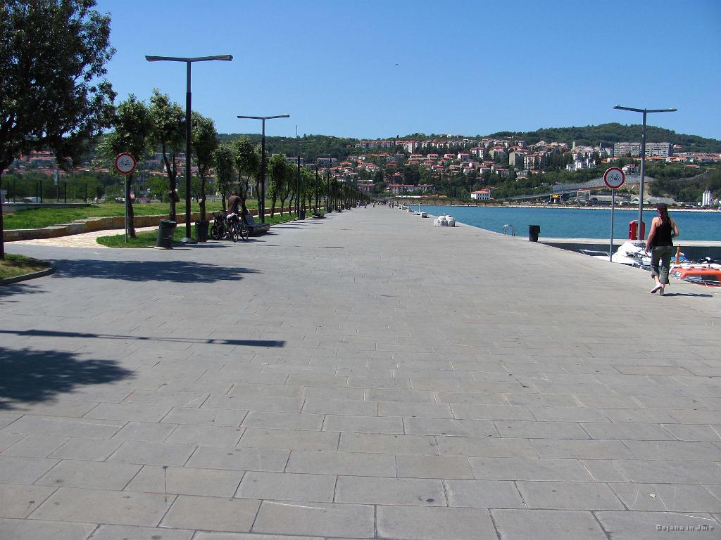 Slika_081.jpg - Še vedno lepo urejene sprehajalne površine.