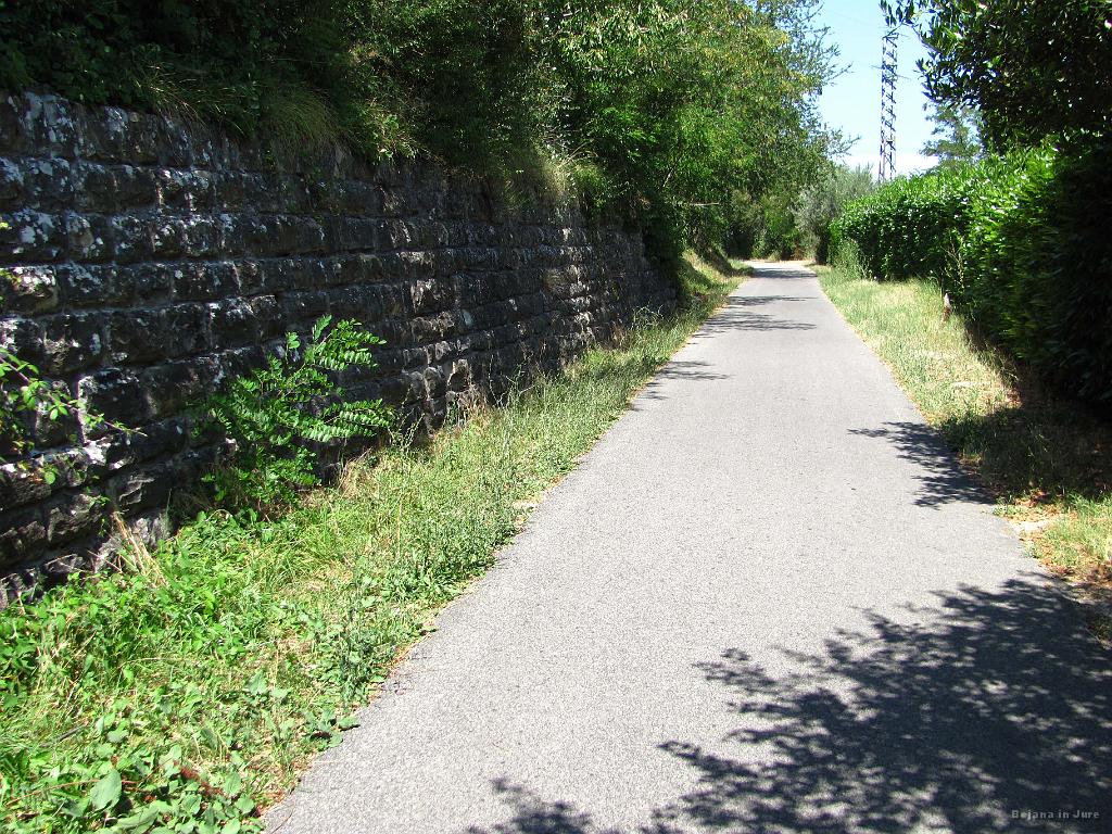 Slika_095.jpg - Pa kje so zdaj tisti napovedani oblaki? Saj pot je lepa, a dihat je tudi treba.
