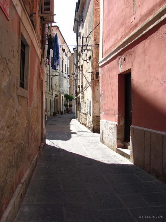 Slika_109.jpg - Tu lahko sosedu za rojstni dan voščiš kar z balkona.
