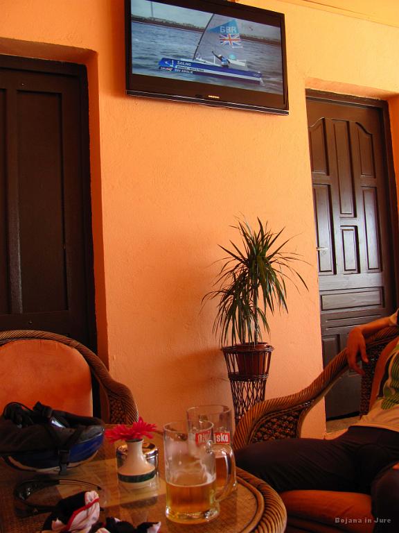 Slika_039.jpg - Ob povratku pa v Banj na pivo. Takrat je ravno Vasilij Žbogar jadral. No, kolajne ni dobil, pa vseeno čestitke vsem, še posebej dobitnikom medalj Urški Žolnir, Primožu Kozmusu, Rajmondu Debevcu ter Luki Špiku in Iztoku Čopu. Informacije o uspehih so iz Slovenije priletele po SMS-ih.