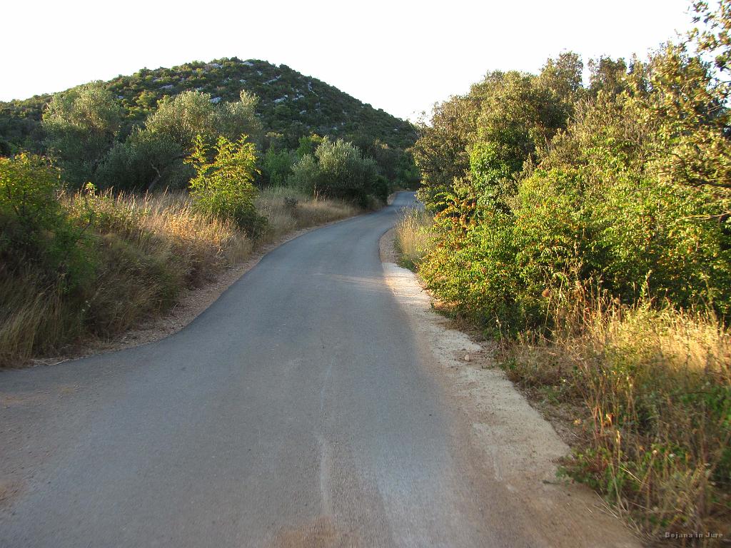 Slika_062.jpg - Cesta zavije proti notranjosti otoka in se kmalu začenja vzpenjati.