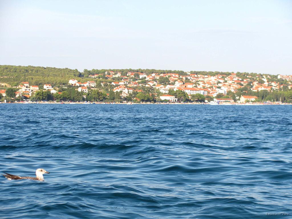 Slika_89.jpg - Pot nazaj s polnimi želodčki je popestrilo razburkano morje (in občasen kreten z gliserjem), a zdaj sva pa že tako izurjena, da lahko pospraviva še malo malco.
