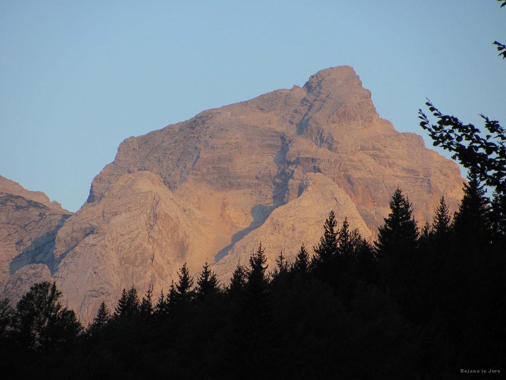 Slika_12.jpg - Ko je sonce pokukalo čez vršace in jih tudi osvetlilo, so se le-ti pričeli kazati ne samo v lepoti ampak tudi toplini.