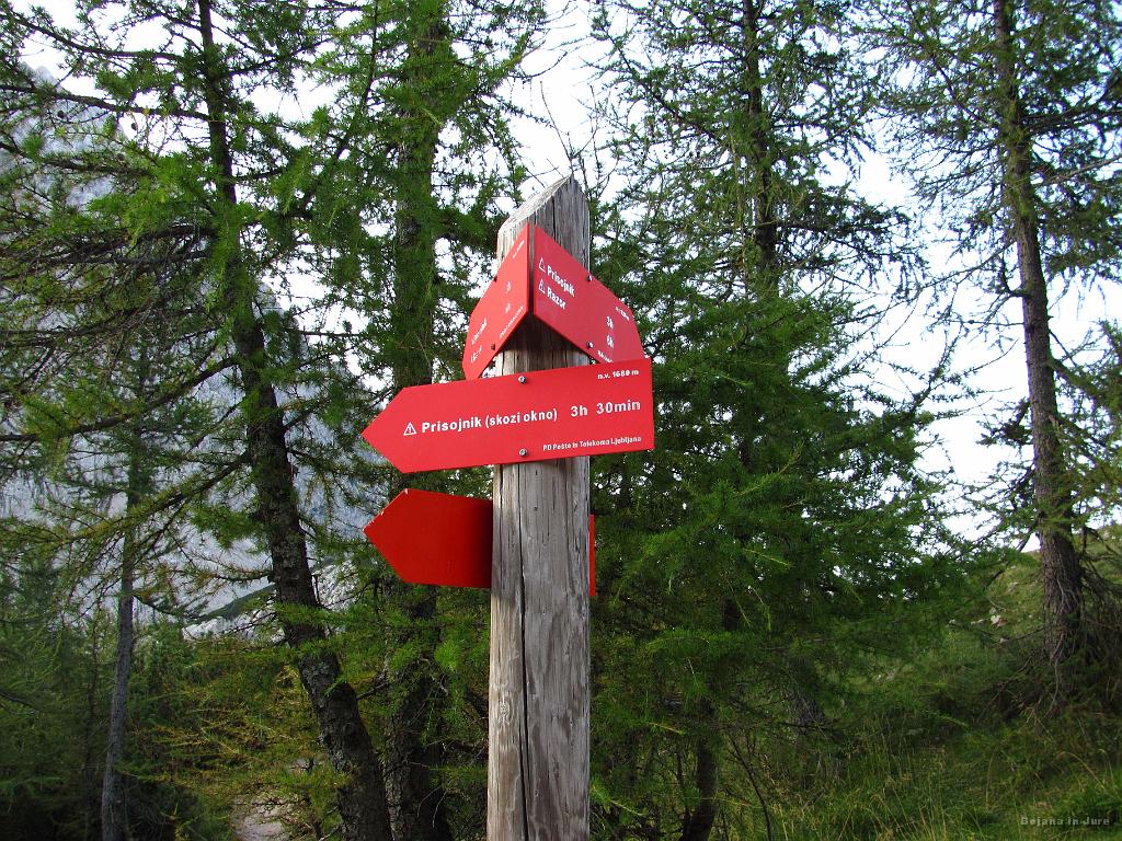 Slika_28.jpg - Kjer puščica za smer skozi prednje okno (Kopiščarjeva smer) kaže navzdol.