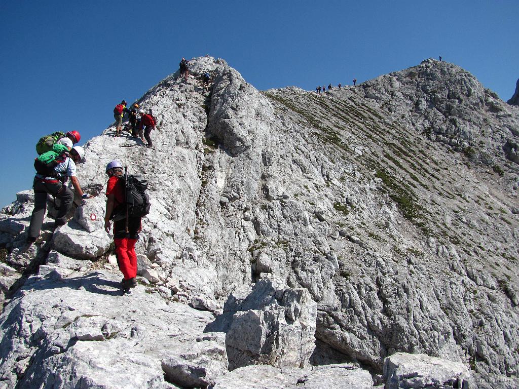 Slika_64.jpg - Dobesedno grebenska :) Moram priznati, da me je na tem delu veliko bolj stiskalo, kot pa v Kopiščarjevi. Predvsem enkrat, ko stojim na grebenu in zapiha močan veter. Ja, pošteno sem se zamajal. Bojana je tam raje šla po vseh okončinah.