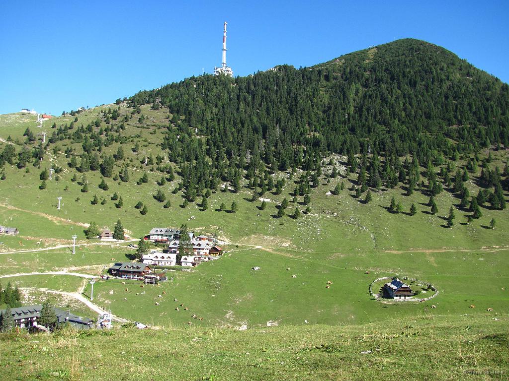 Slika_11.jpg - Smo že na pravi poti, samo ne postane najbolj izrazita vse do smučarske skakalnice. Kriška planina na sliki.