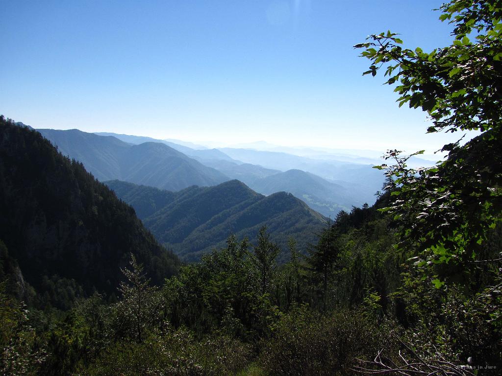 Slika_16.jpg - Pogled na desno razkrije dolino...