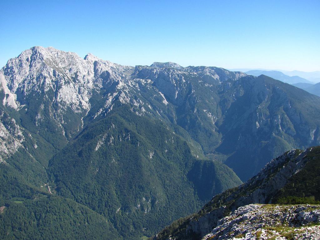 Slika_35.jpg - Ko pridemo na Kompotelo (1989 m), zagledamo: Planjava, Ojstrica v ozadju, na desni pa Konj z Rzenikom.