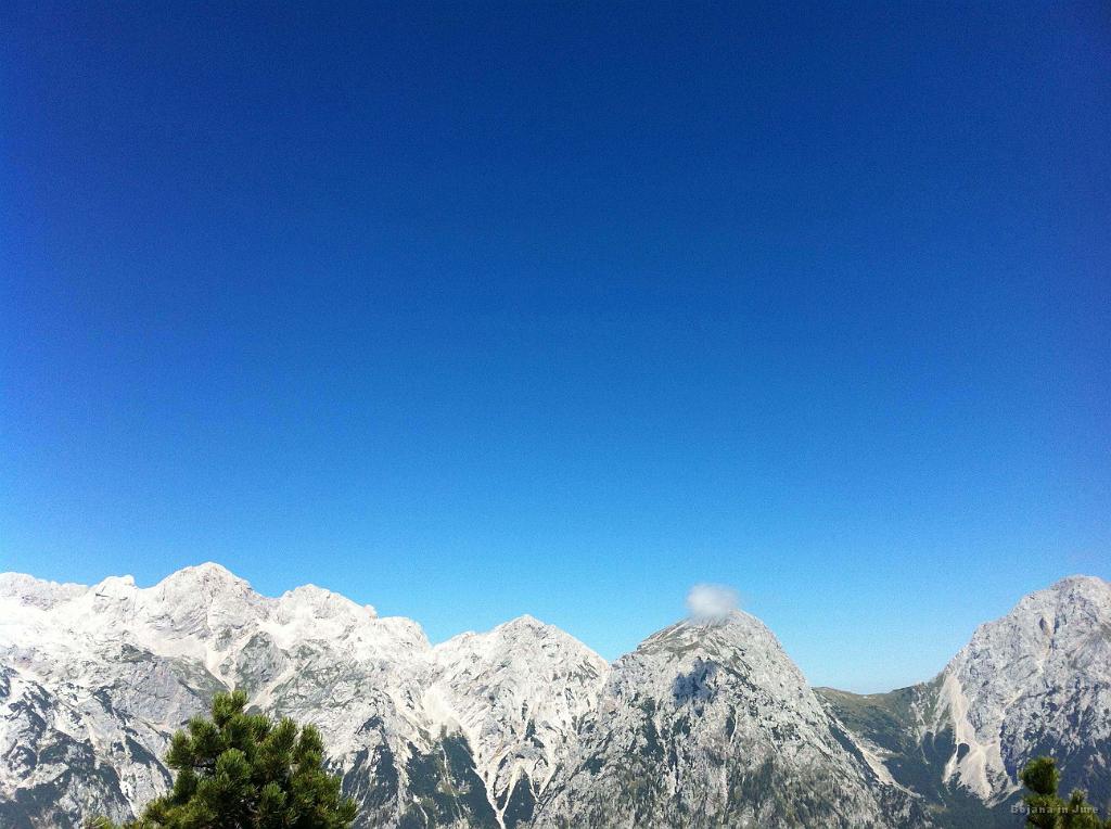 Slika_48.jpg - Ura je ena in prvi cof oblačka se je ujel na Brano. (Slika by Maja)