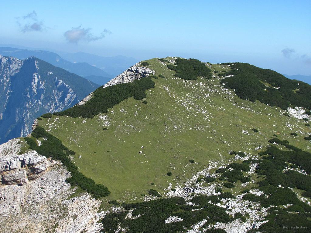 Slika_56.jpg - Pogled z Vrha Korena na Kompotelo, kjer so se še pred kratkim pasle kravice.