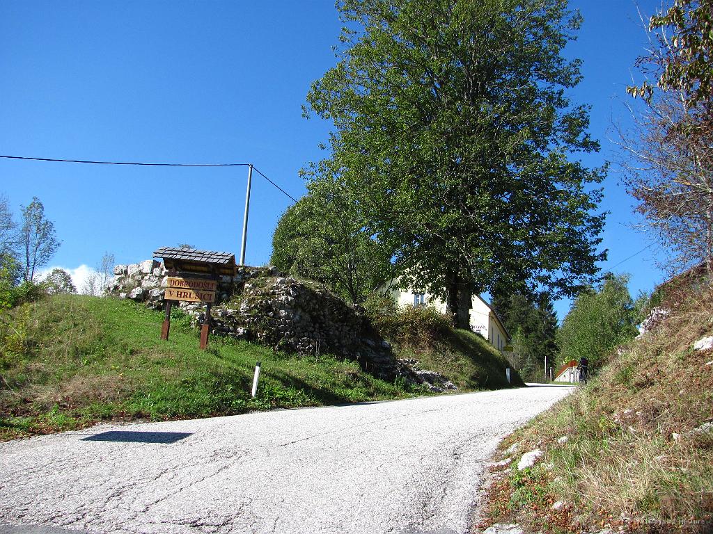 Slika_06.jpg - Hrušica, kjer samo preveriva sebe, če sva ok, nato pa veselo naprej proti vasi Podkraj.