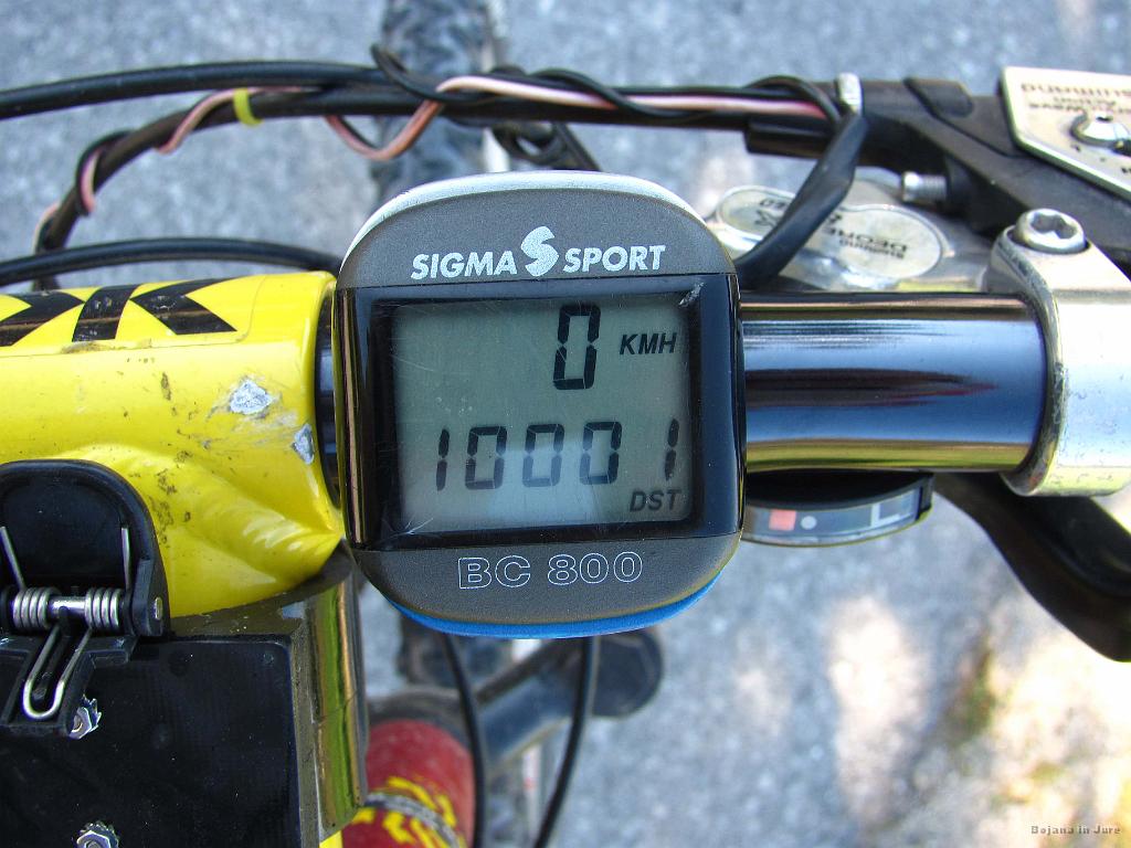 Slika_08.jpg - Sicer je veliko neuradnih, vendar pa ravno v vasi Podnanos preskoči na 10.000 km. Toliko sem jih s tem biciklom uradno naredil odkar imam števec. Od kdaj ga imam pa ne vem :)