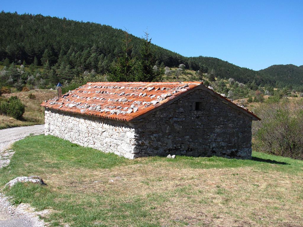 Slika_21.jpg - Do križišča za Vojkovo kočo na Nanosu ali Podnanos pristna hiška nakazuje, da se lahko svežega zraku nadihaš že samo, če odpreš usta.
