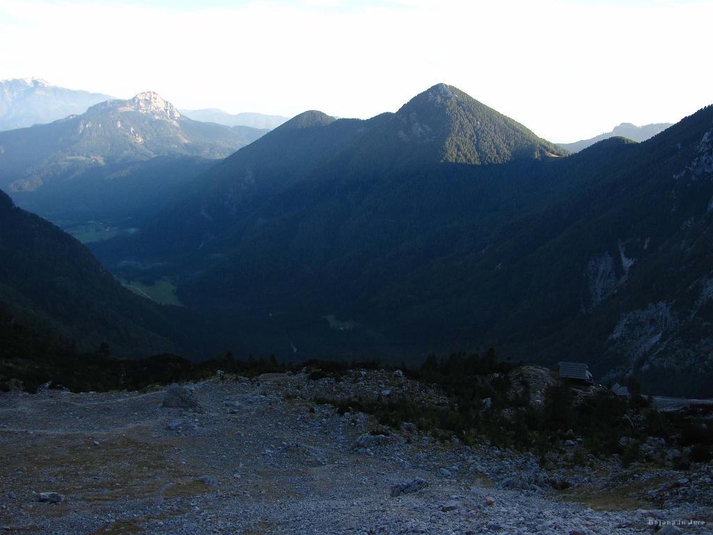 Slika_021.jpg - Pogled nazaj. Sonček je že začel greti vršace. Midva te sreče vsaj do Mlinarskega sedla ne bova imela.