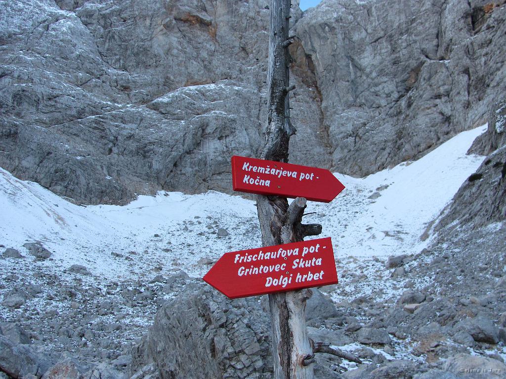 Slika_025.jpg - Točka odločitve. Desna, Kremžarjeva pot, je klasičen dostop na Kočni. Vendar je bil najin plan drugačen. Greva po Frischaufovi poti na Mlinarsko sedlo. Snega je v teh senčnih področjih vedno več :(