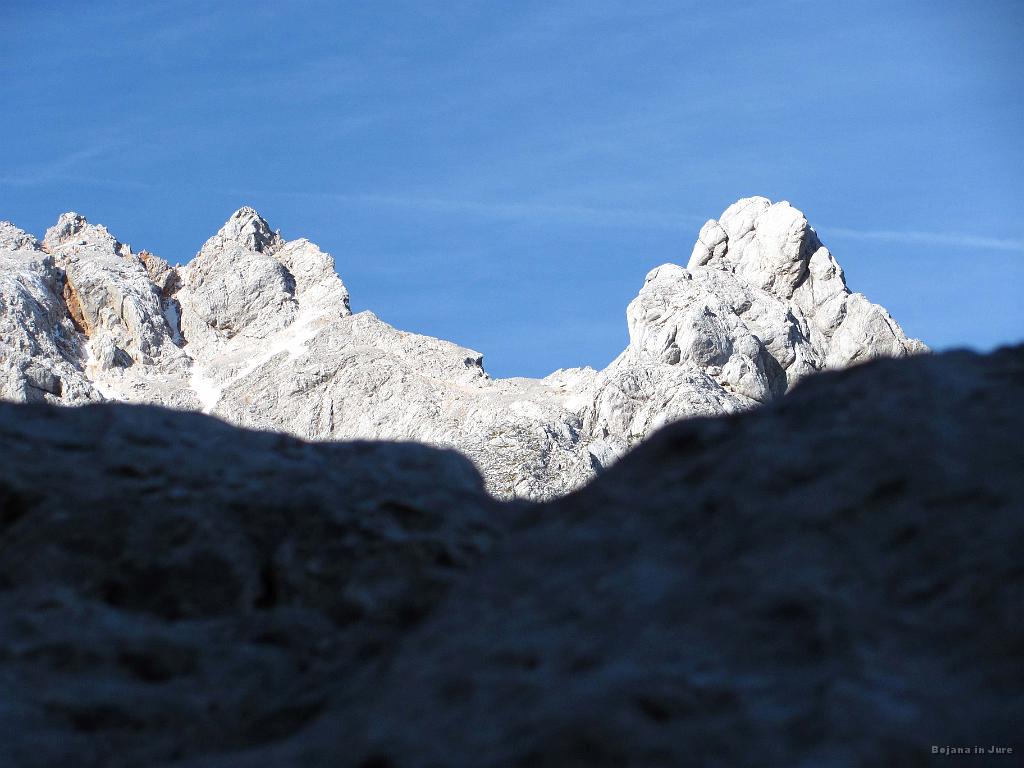 Slika_037.jpg - Višje zagledva s soncem obsijano Jezersko Kočno. Le katera je?