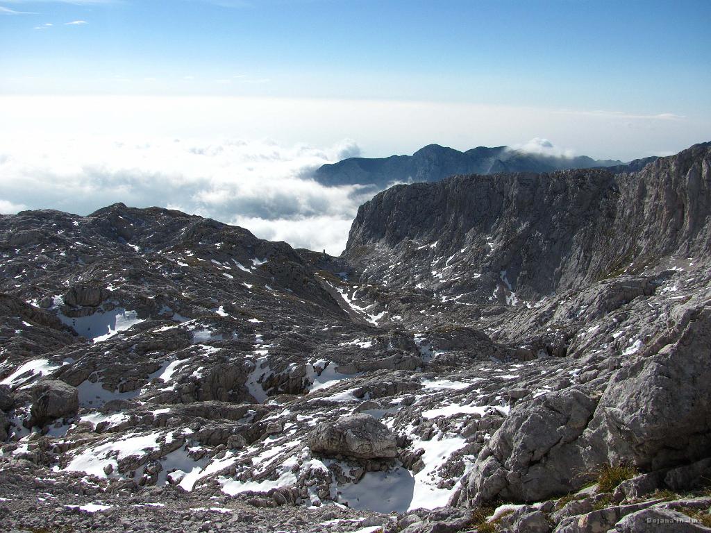 Slika_045.jpg - Pogled na južno stran, na Velike pode. Lepo vidimo bivak pod Grintovcem. V ozadju z leve proti desni: Mokrica, Kompotela, Vrh Korena in Kalški greben.