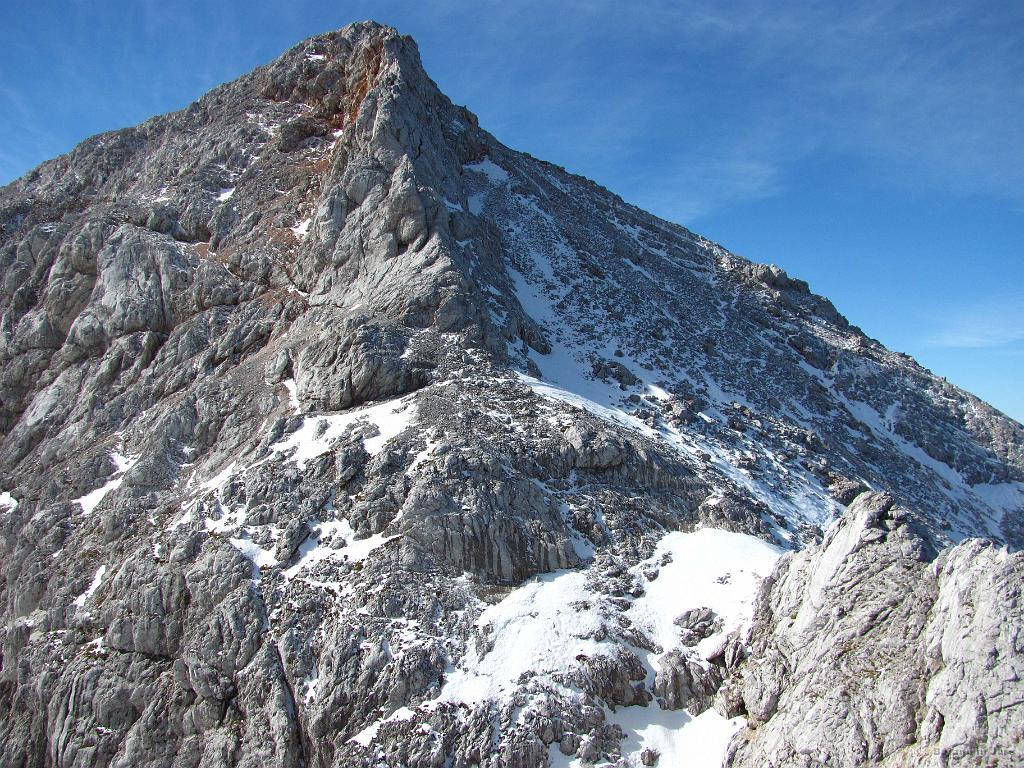 Slika_051.jpg - Tu sva se pričela pogovarjati, da je rezervna varianta Grintovec in povratek po isti poti. Debato v to smer je usmerjal senčen del Grintovca s kar nekaj snega, ki je lahko tudi leden oz. zelo trd.