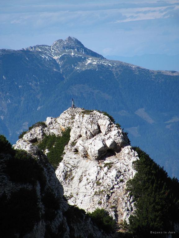 Slika_108.jpg - Vratca (1802 m) v ospredju. Kaj je zadaj, pa ne bi vedel.