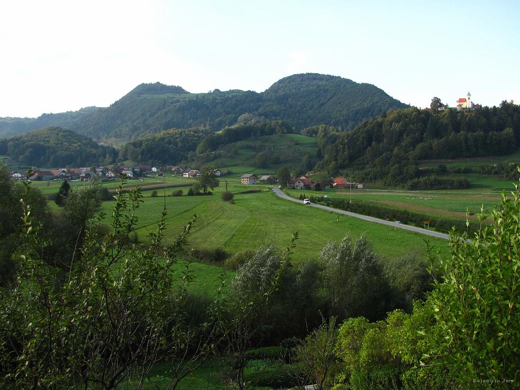 Slika_47.jpg - Še zadnja slika, malce preden me je poklical Miha. Lepi kuceljčki v ozadju s prelepimi potkami in zaselki.