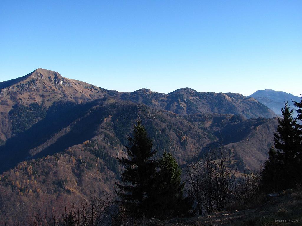 Slika_24.jpg - Levo Porezen (1632 m) in skrajno desno Blegoš (1562 m). Vmes pa prostranstvo gozda.