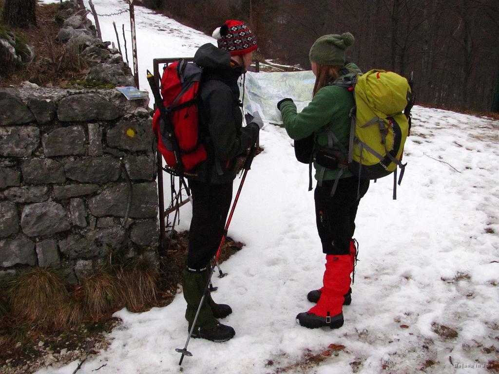 Slika_07.jpg - Na križišču poti za obe planini se še enkrat odločamo. No, bil sem v manjšini, zato tokratno pot nisem vodil.