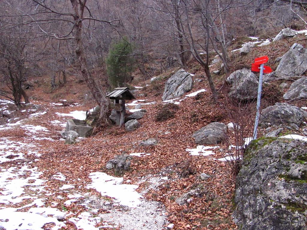 Slika_51.jpg - Tu se priključi strma pot s pl. Razor.