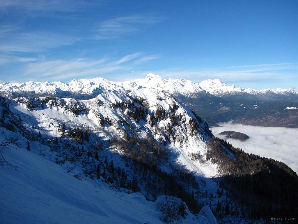 Slika_40.jpg - Lepi razgledi, megla pa tudi še vztraja v dolini.