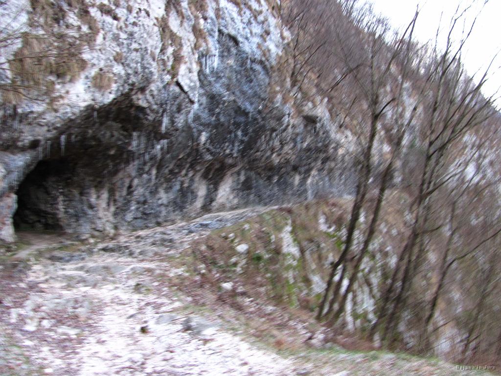 Slika_06.jpg - V živo skalo vklesana široka pot do trdnjave Fort Hermann, ki je cca. 100 višje.