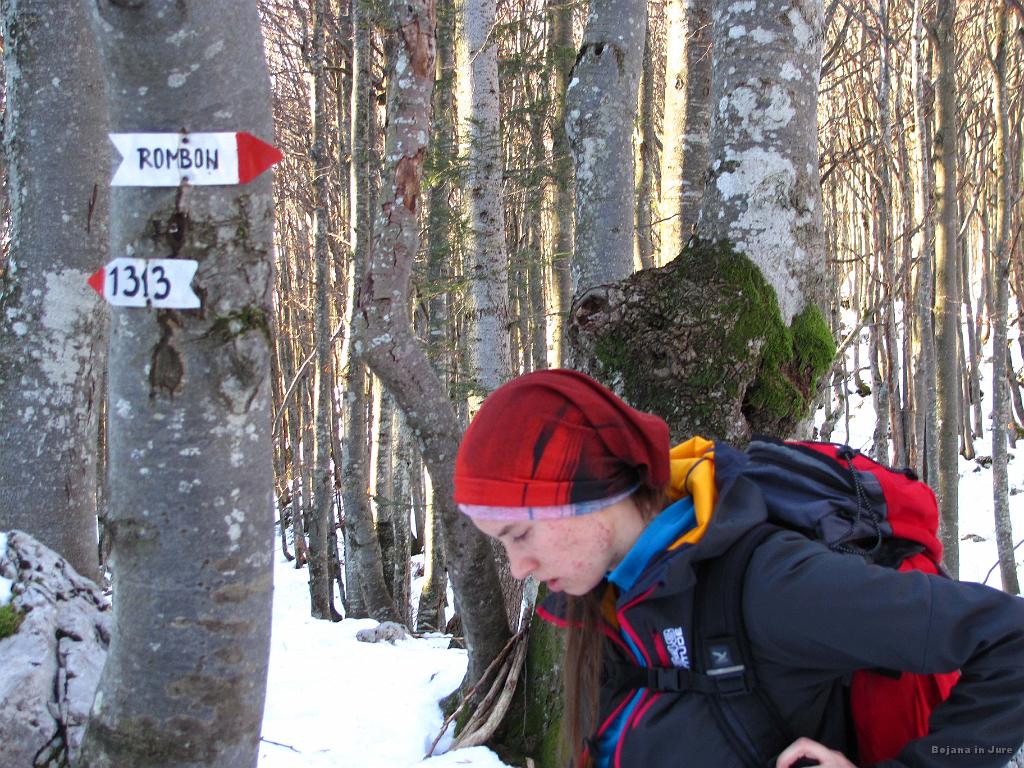 Slika_29.jpg - Ob 9:30 na tem odcepu nakazuje, da imava dober čas in lahko nadaljujeva po stopinjah v smeri Rombona.
