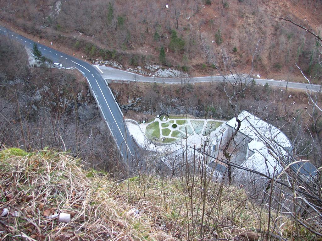 Slika_82.jpg - Avto še samuje na parkirišču pri trdnjavi Kluže.