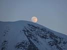 Nazaj do apartmajev smo se pripeljali s skibusom. Na vrhu pa smo občudovali vzhajanje polne lune. Posnetek 1.